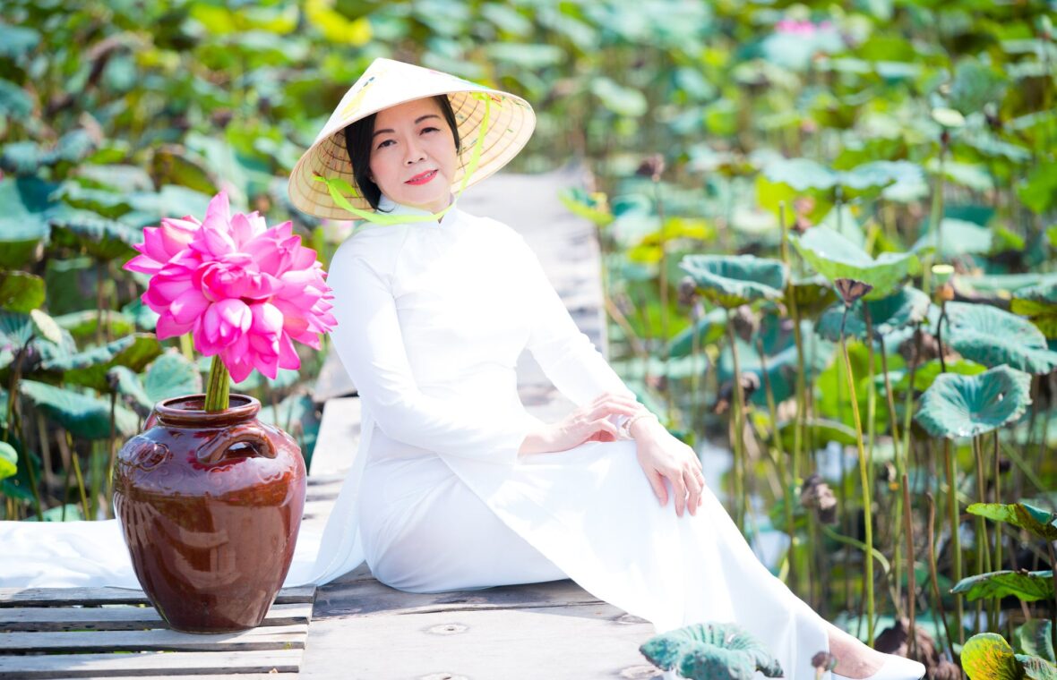 nh áo dài hoa sen 6 1180x760 - Góc ảnh áo dài tuổi 50 cô Phương chụp với hoa sen- HThao Studio