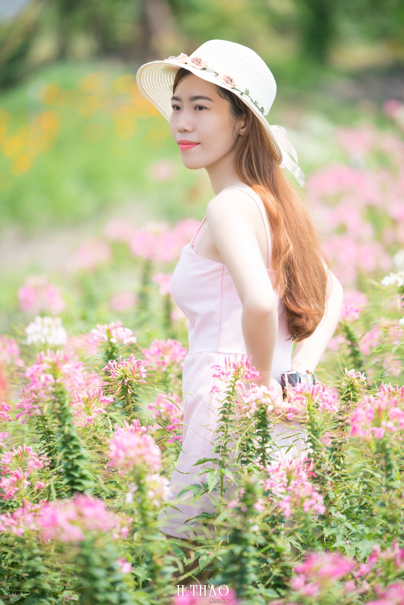 Anh be Mai 14 scaled - Chụp ảnh với hoa hướng dương tuyệt đẹp giữa lòng Sài Gòn