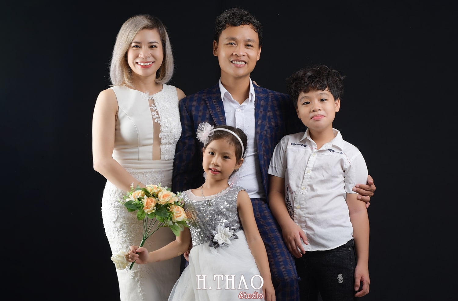 Anh gia dinh 4 nguoi - Chụp ảnh gia đình kiểu hàn quốc, concept & giá chụp tại Tp.HCM – HThao Studio