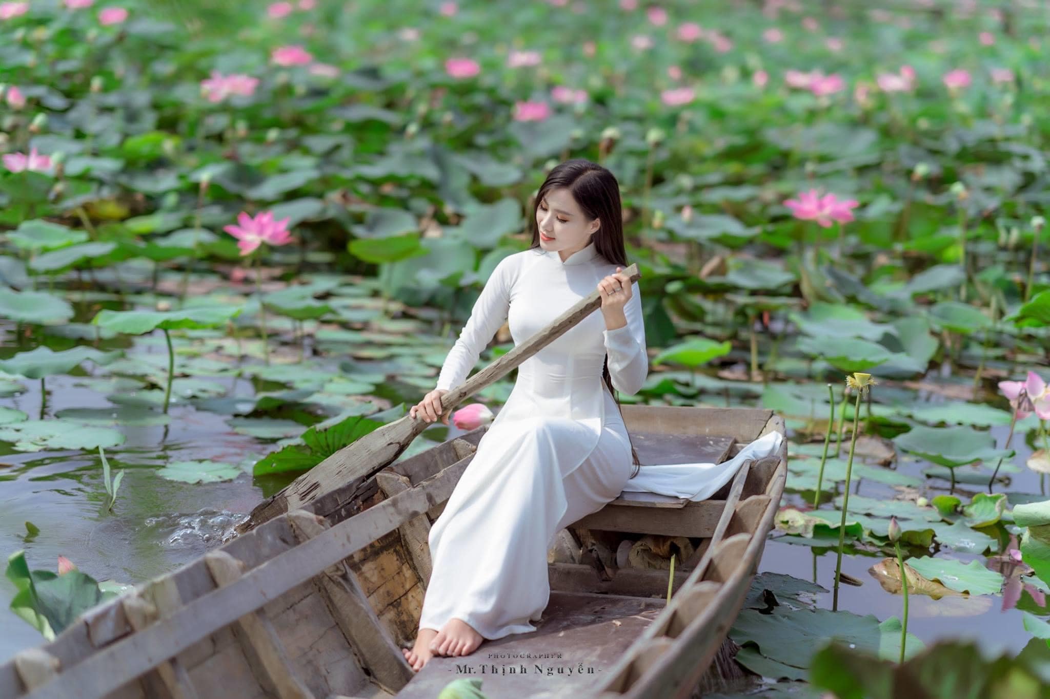 Thieu nu cheo xuong min - 39 cách tạo dáng chụp ảnh với hoa sen tuyệt đẹp - HThao Studio