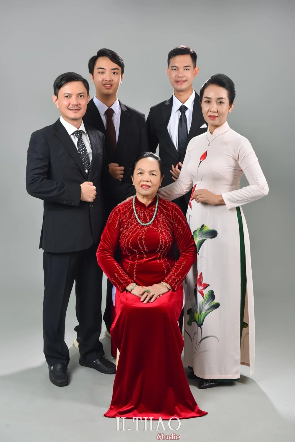 Anh gia dinh 2 min - Góc ảnh gia đình chụp trong studio đẹp đơn giản- HThao Studio
