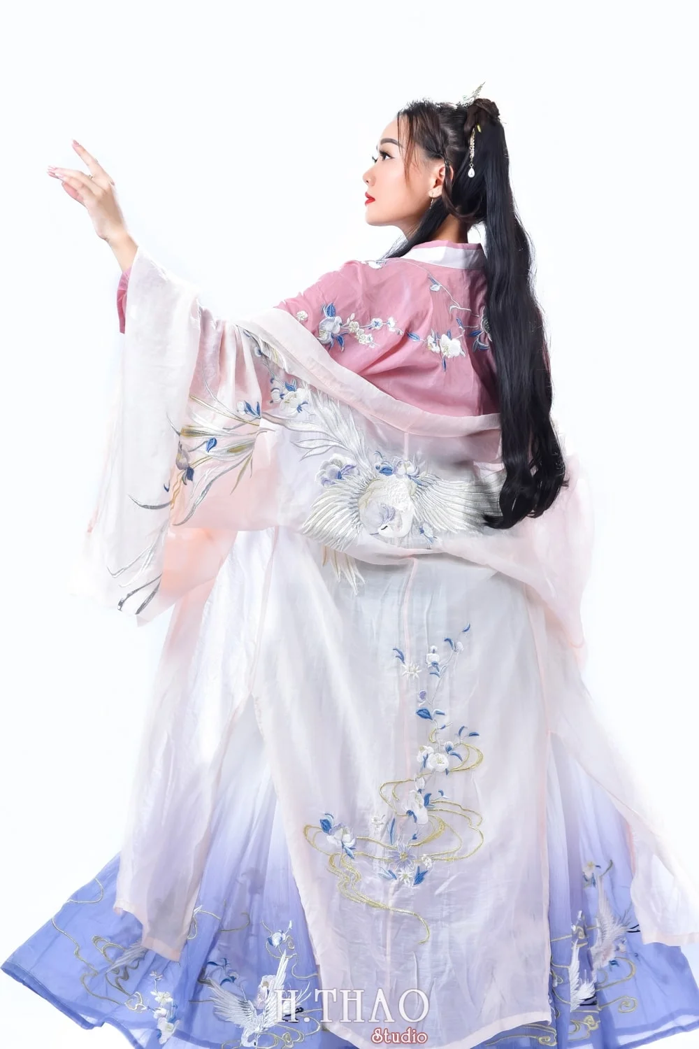 anh co trang trong studio 5 - G&oacute;c ảnh cổ trang chụp trong studio đẹp m&agrave; lạ - HThao Studio