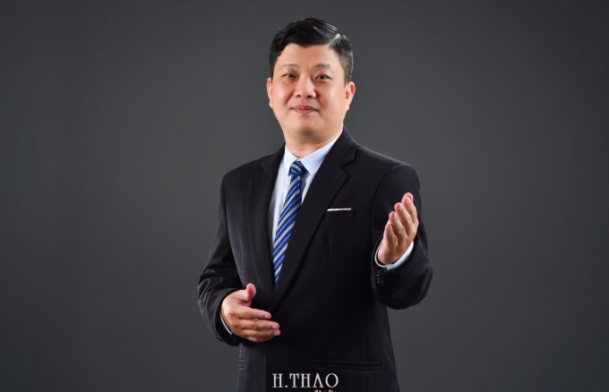 Anh doanh nhan 2 min 680x438 - 3 kiểu chụp ảnh chân dung lãnh đạo đẹp, chuyên nghiệp nhất - HThao Studio