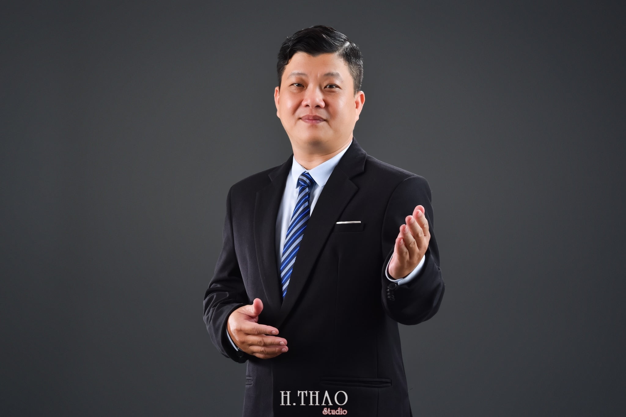 Anh doanh nhan 2 min - 3 kiểu chụp ảnh chân dung lãnh đạo đẹp, chuyên nghiệp nhất - HThao Studio