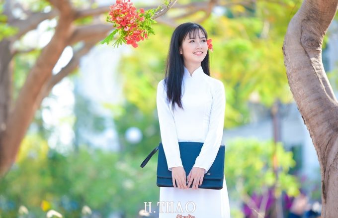 Anh hoa phuong 30 680x438 - Tổng hợp album áo dài hoa phượng đẹp tại quận 2- HThao Studio