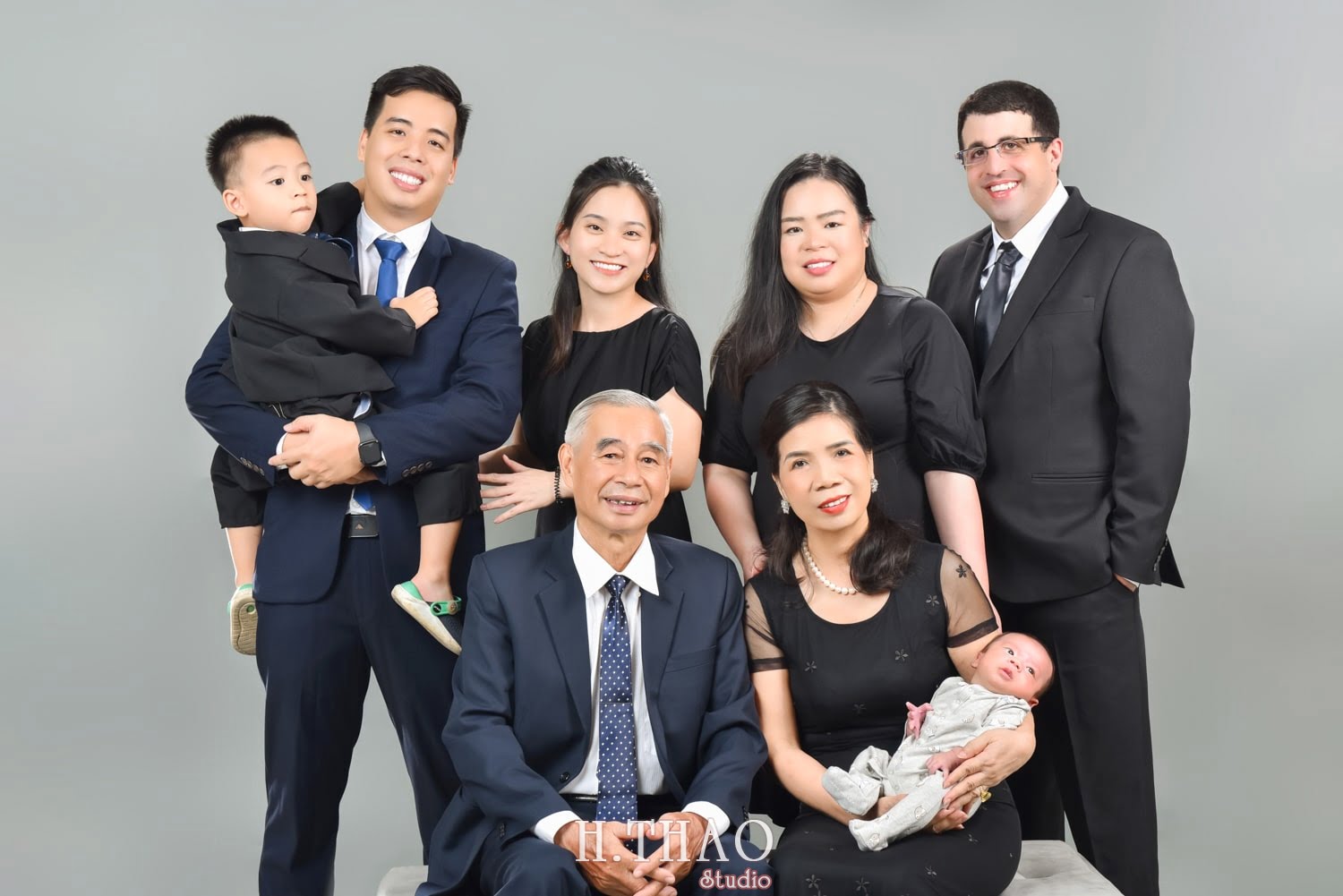 Anh gia dinh dep 3 min - Bỏ túi 3 bí quyết chụp ảnh gia đình đẹp - HThao Studio