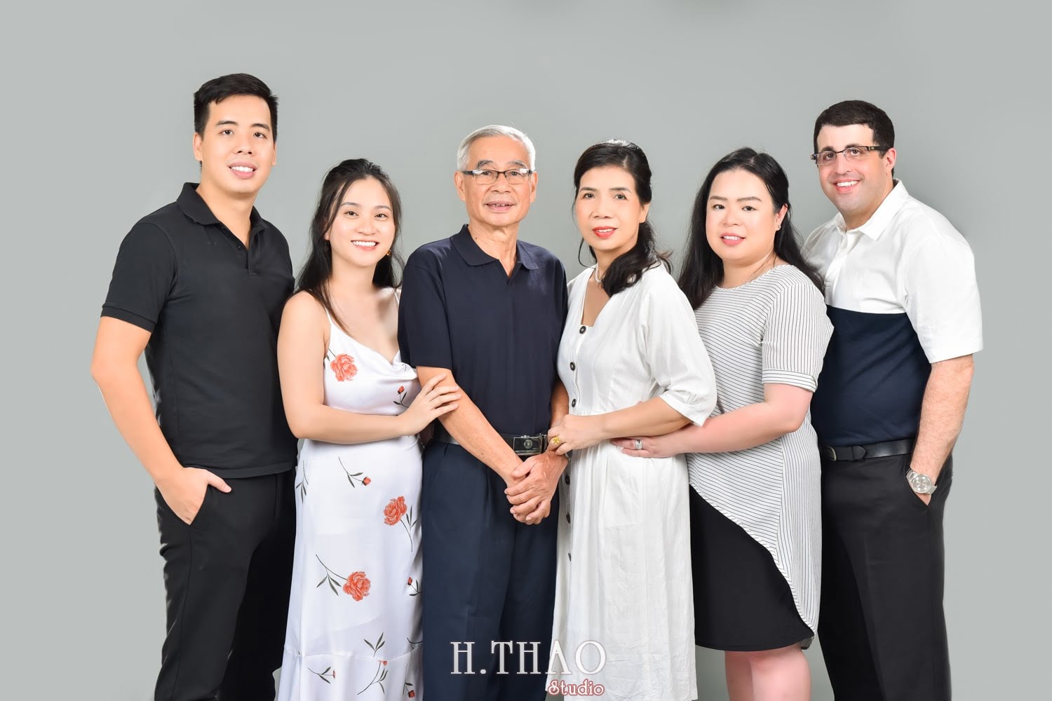 Anh gia dinh dep 5 min - Góc ảnh gia đình chụp trong studio đẹp đơn giản- HThao Studio