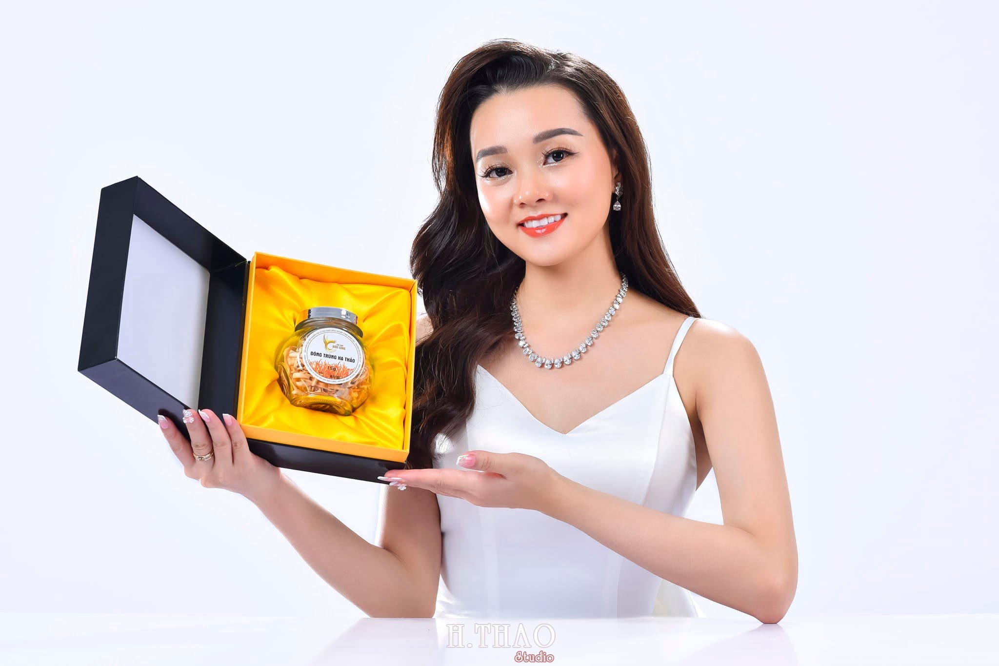 Anh quang cao  5 - Dịch vụ chụp ảnh quảng cáo sản phẩm với người mẫu – HThao Studio