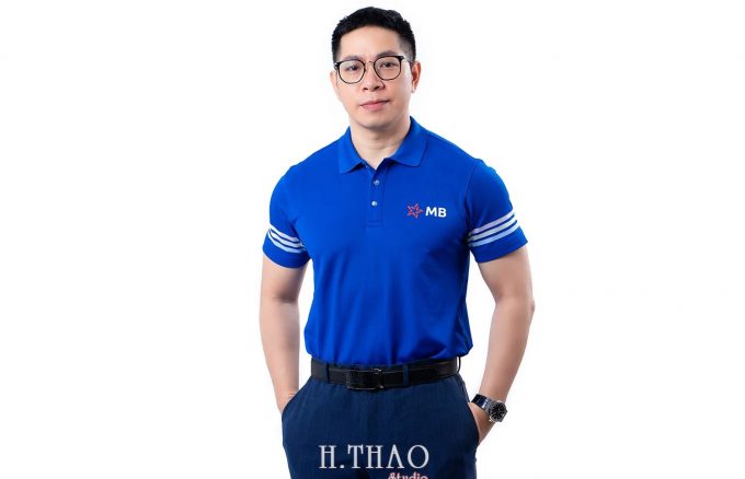 giam doc ngan hang 8 min 680x438 - Tổng hợp ảnh profile nghề nghiệp bác sĩ, ngân hàng đẹp- HThao Studio