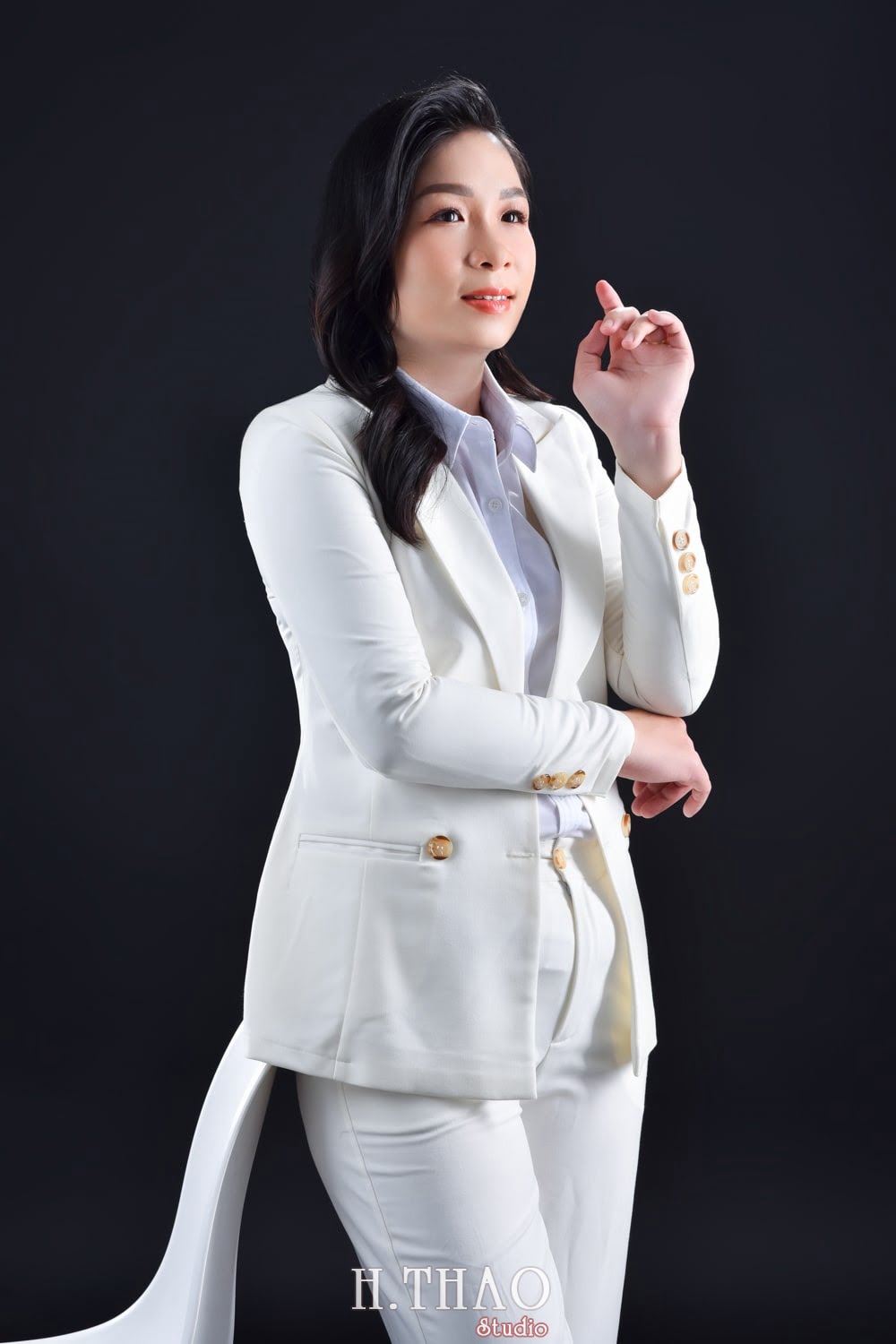 Anh doanh nhan nu 1 min - Cách chụp ảnh với áo vest nữ đẹp, trẻ trung, chuyên nghiệp- HThao Studio