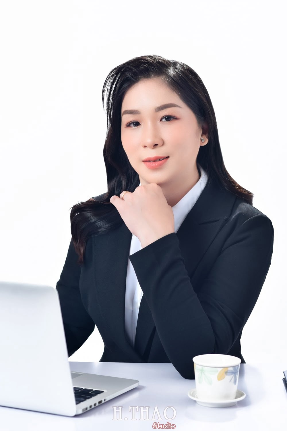 Anh doanh nhan nu 31 min - Cách chụp ảnh với áo vest nữ đẹp, trẻ trung, chuyên nghiệp- HThao Studio