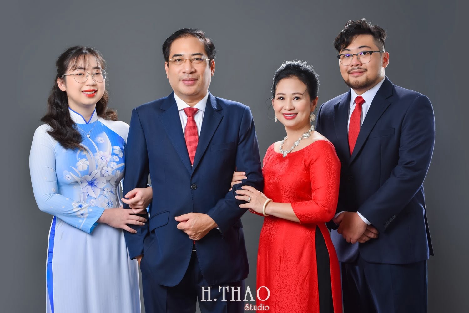 Anh gia dinh 4 nguoi 1 min - Dịch vụ chụp ảnh kỷ niệm ngày cưới - HThao Studio