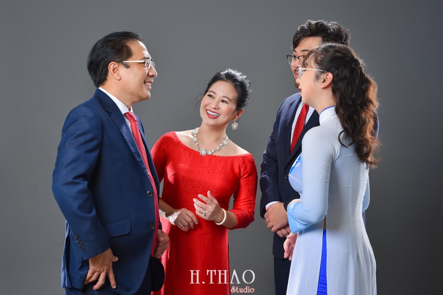 Anh gia dinh 4 nguoi 10 min - 35 kiểu ảnh gia đình 4 người đẹp & tự nhiên nhất - HThao Studio