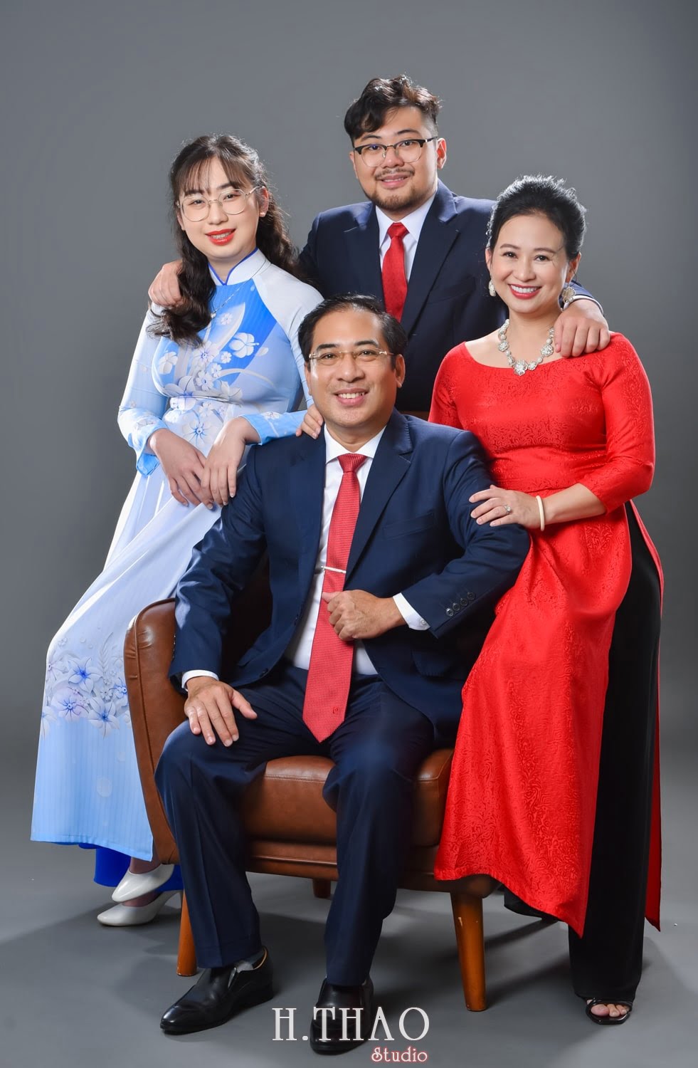 Anh gia dinh 4 nguoi 12 min - 45 cách tạo dáng chụp ảnh gia đình 4 người ấn tượng nhất - HThao Studio