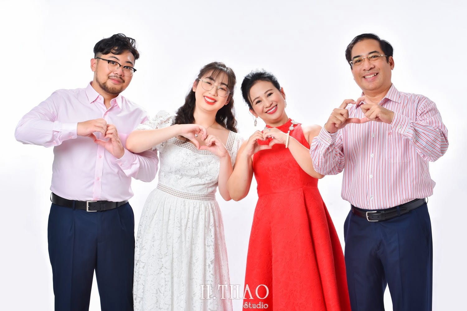 Anh gia dinh 4 nguoi 14 min - 45 cách tạo dáng chụp ảnh gia đình 4 người ấn tượng nhất - HThao Studio