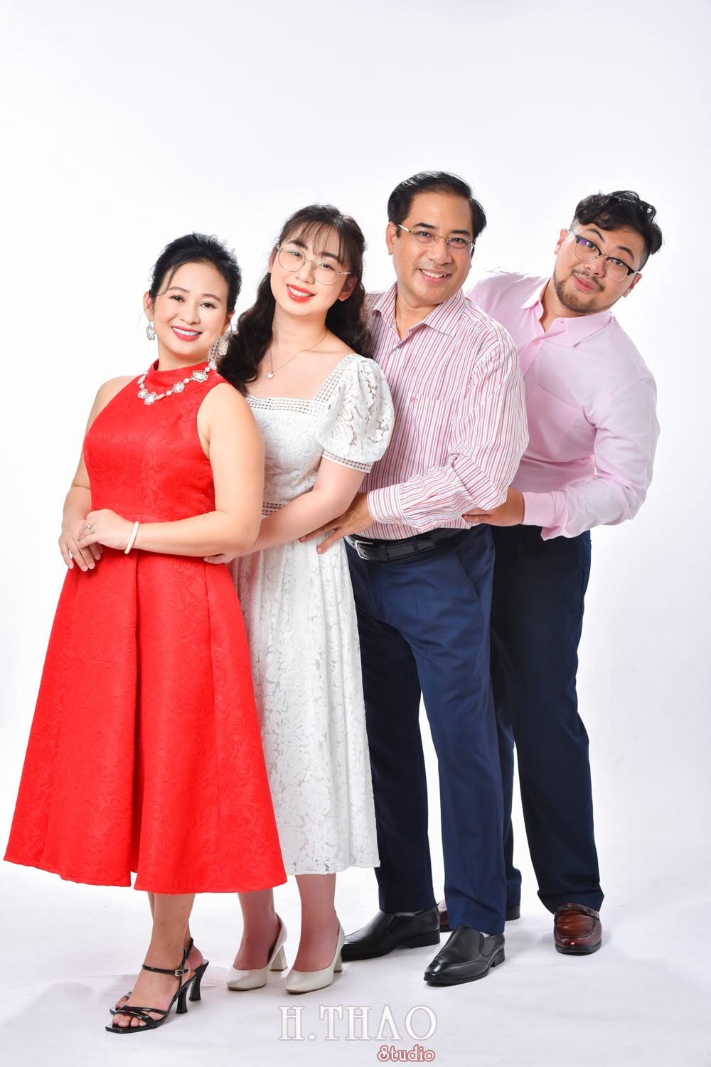 Anh gia dinh 4 nguoi 17 min - Dịch vụ chụp ảnh gia đình ngày tết giá rẻ tại Tp.HCM - HThao Studio