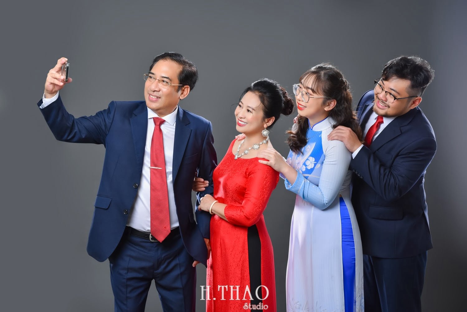 Anh gia dinh 4 nguoi 3 min - Bỏ túi 3 bí quyết chụp ảnh gia đình đẹp - HThao Studio