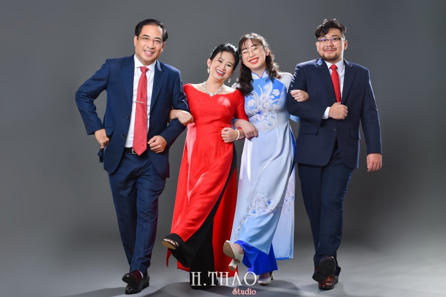 Anh gia dinh 4 nguoi 4 min - Studio chụp ảnh gia đình tự nhiên nhất tại Tp.HCM – HThao Studio