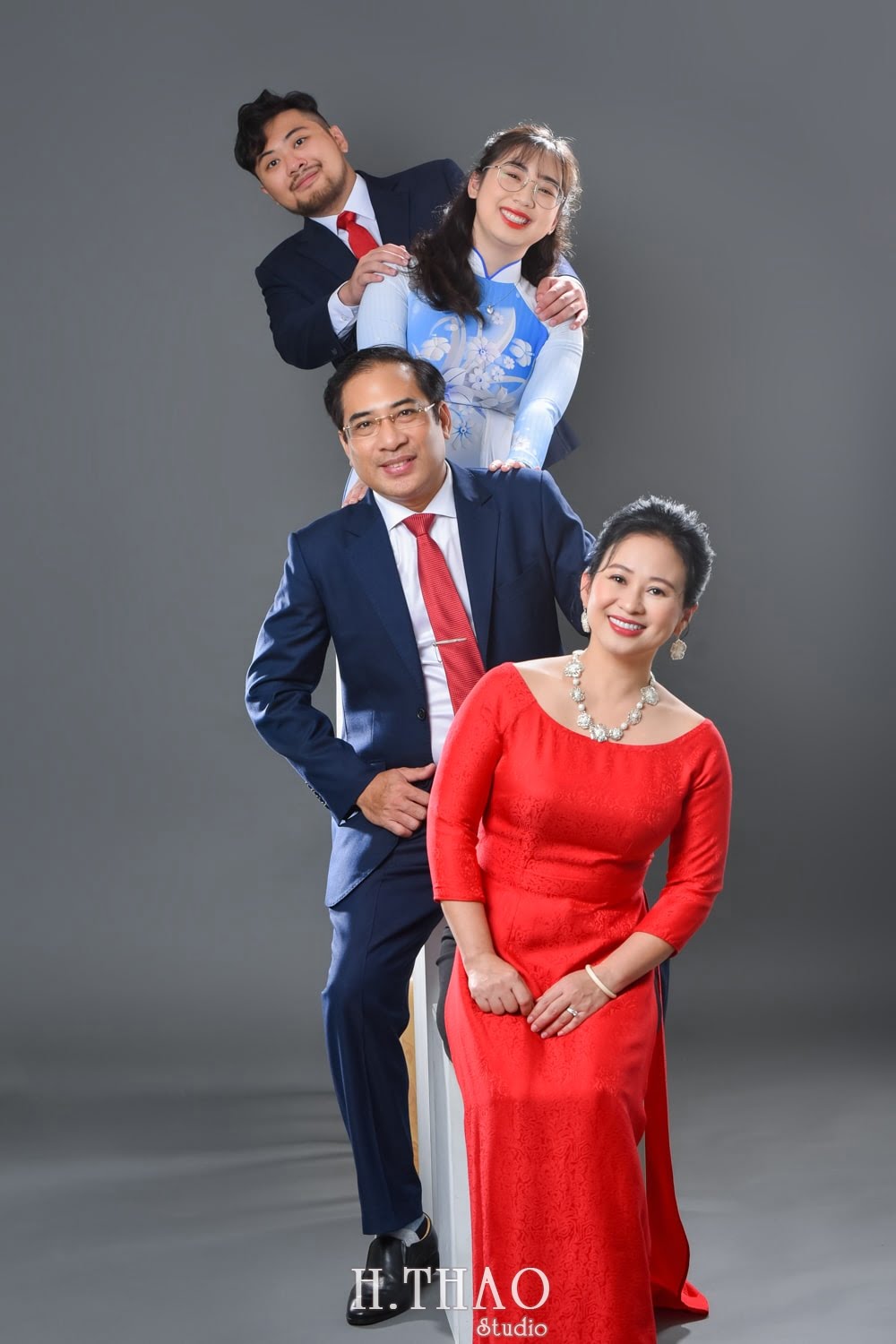 Anh gia dinh 4 nguoi 5 min - #4 Concept chụp ảnh gia đình trong studio đẹp- HThao Studio