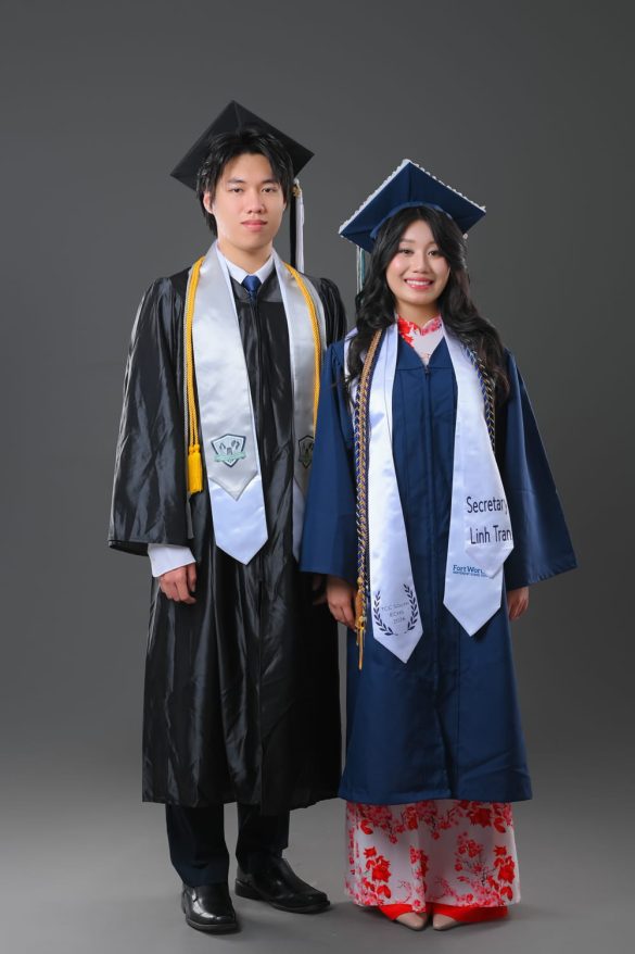 Anh tot nghiep 1 585x878 - Dịch vụ chụp ảnh tốt nghiệp cho sinh vi&ecirc;n tại Tp.HCM &ndash; HThao Studio