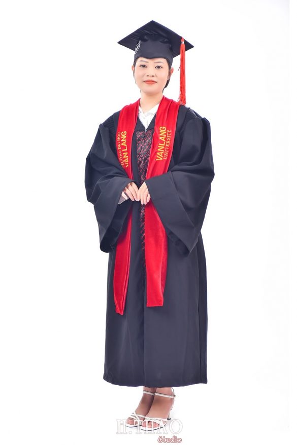 Anh tot nghiep 1 min 585x878 - Dịch vụ chụp ảnh tốt nghiệp cho sinh vi&ecirc;n tại Tp.HCM &ndash; HThao Studio