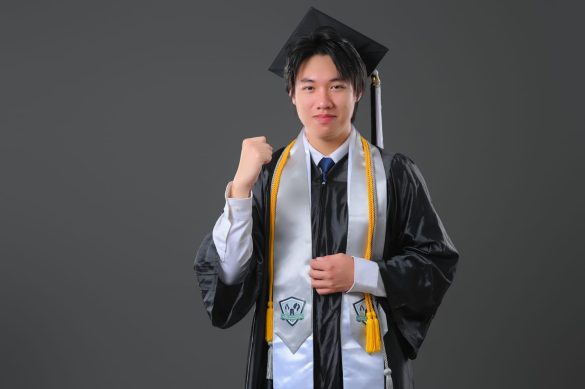 Anh tot nghiep 3 585x389 - Dịch vụ chụp ảnh tốt nghiệp cho sinh vi&ecirc;n tại Tp.HCM &ndash; HThao Studio