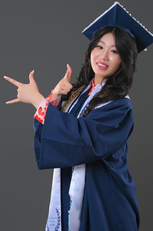 Anh tot nghiep 4 585x878 - Dịch vụ chụp ảnh tốt nghiệp cho sinh vi&ecirc;n tại Tp.HCM &ndash; HThao Studio