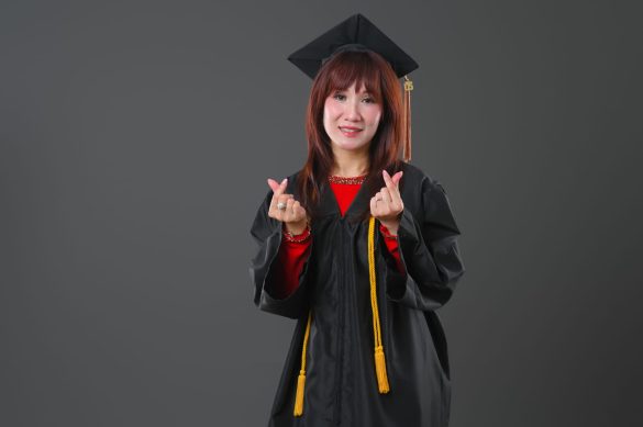 Anh tot nghiep 5 585x389 - Dịch vụ chụp ảnh tốt nghiệp cho sinh vi&ecirc;n tại Tp.HCM &ndash; HThao Studio