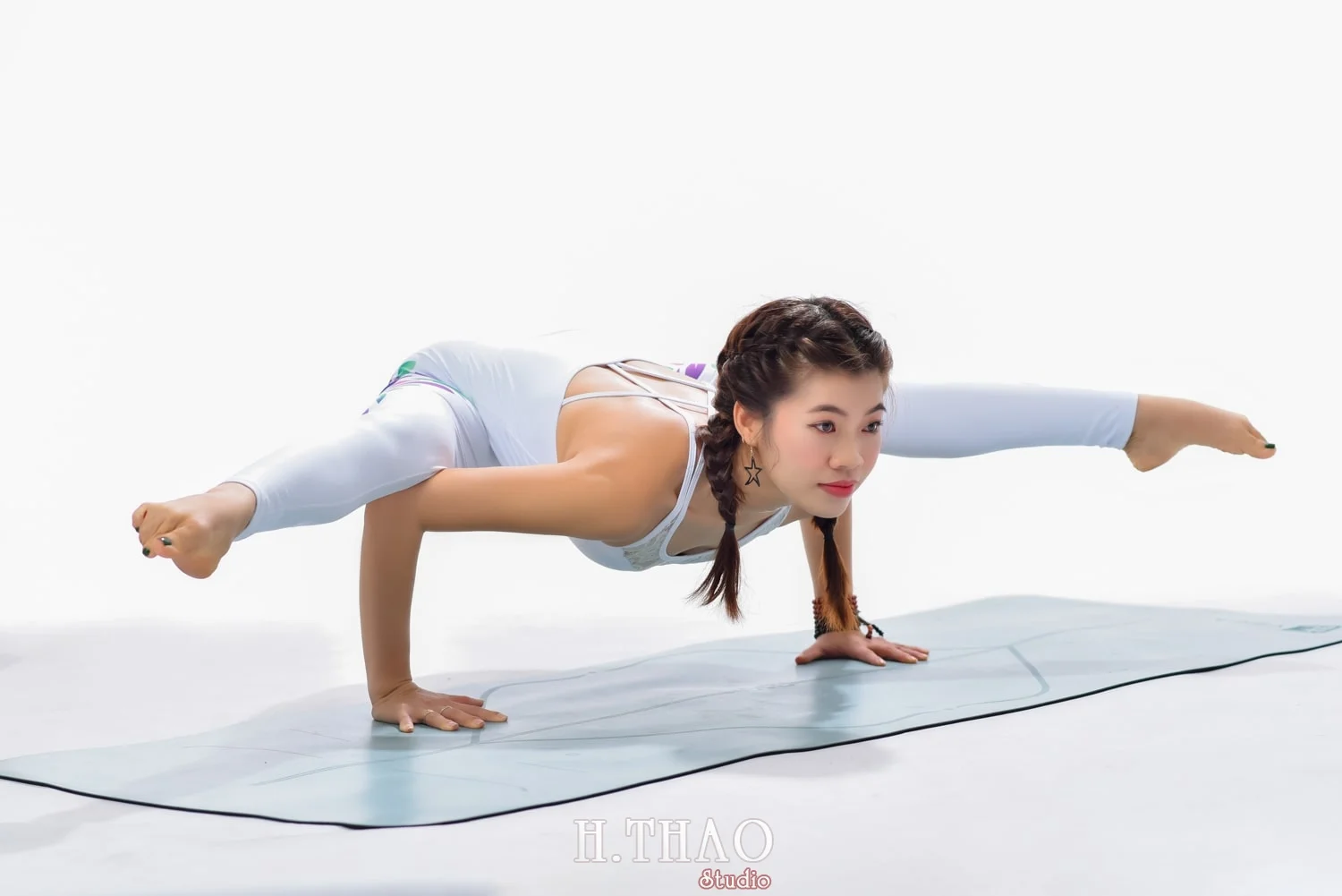 Anh yoga 4 min - Bộ ảnh Yoga chụp trong studio tuyệt đẹp – HThao Studio