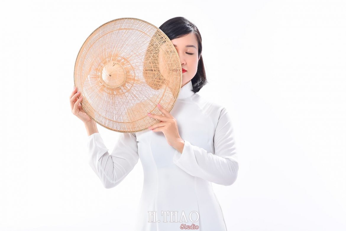 tạo dáng chụp ảnh áo dài trong studio