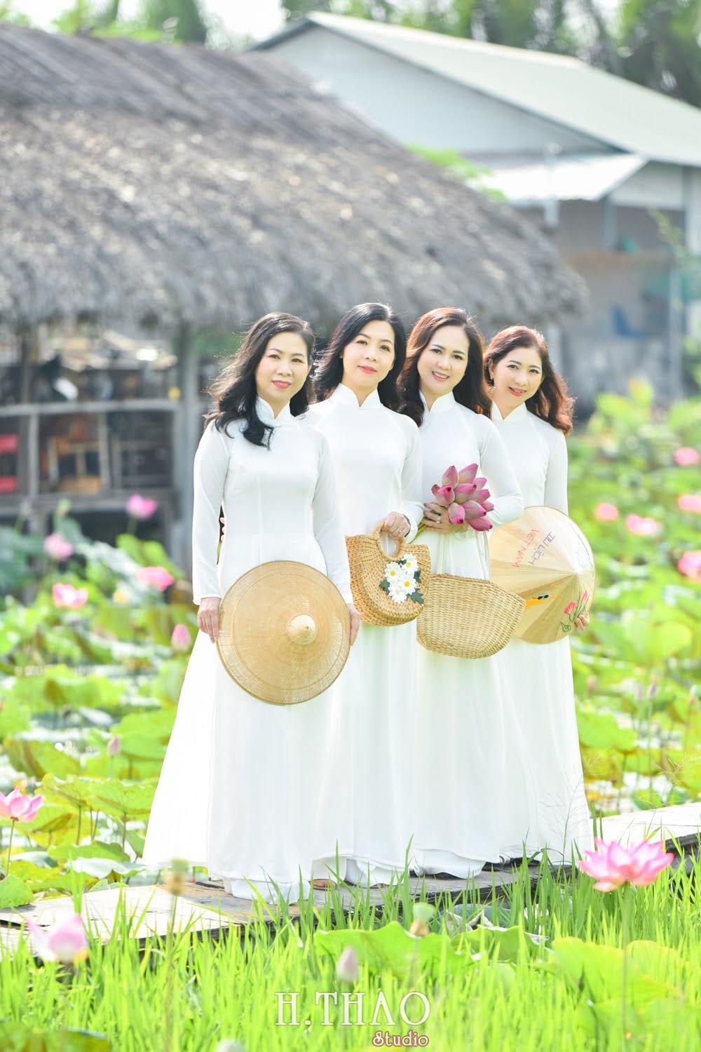 Anh Hoa sen 18 min - 30+ cách tạo dáng chụp ảnh áo dài nhóm đẹp miễn chê – HThao Studio