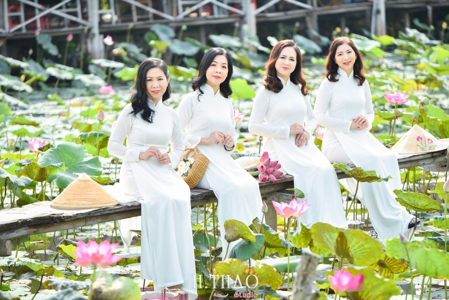 Anh Hoa sen 19 min - Chùm ảnh áo dài nhóm chụp tết năm 2019 - HThao Studio