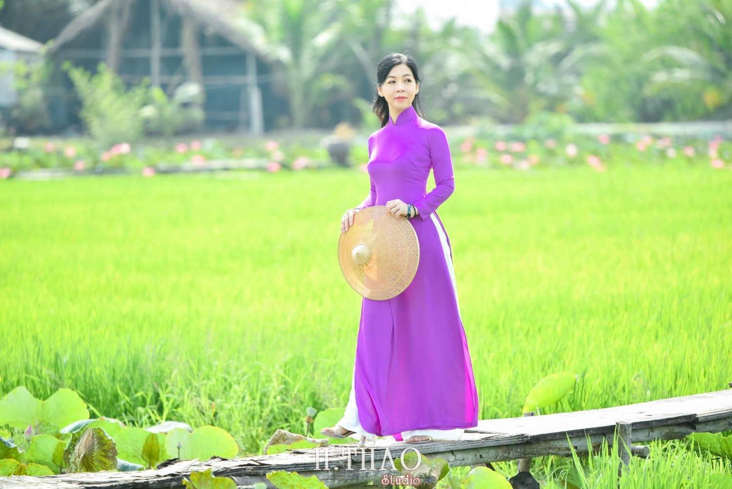 Anh Hoa sen 23 min - 49 cách tạo dáng chụp ảnh với áo dài tuyệt đẹp - HThao Studio