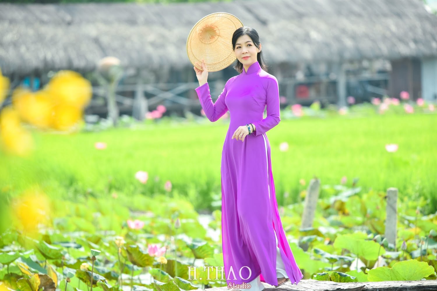 Anh Hoa sen 24 min - Địa điểm chụp ảnh áo dài đẹp ở Thành phố Hồ Chí Minh