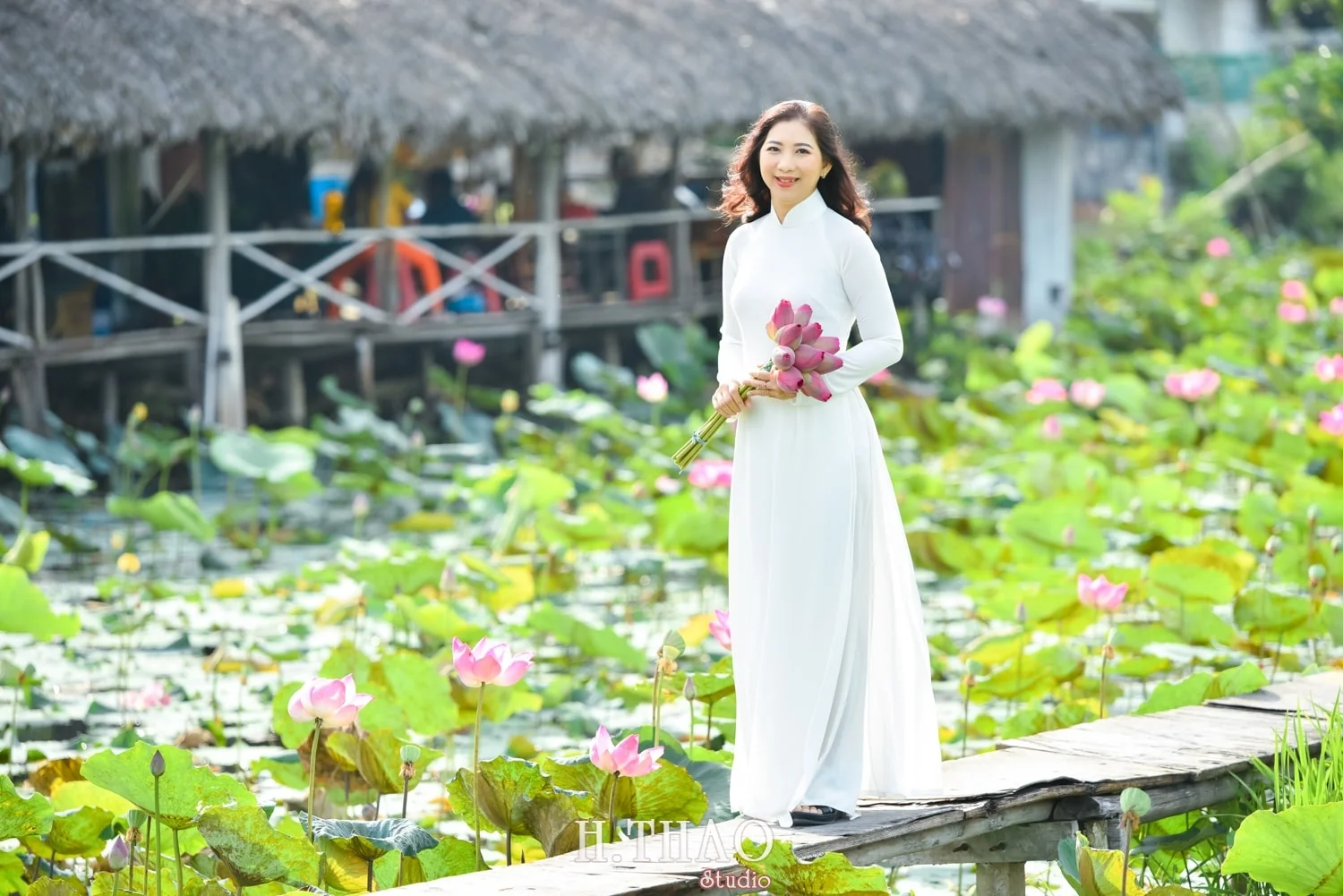 Chụp hình họa với hoa sen rất đẹp - HThao Studio bên trên Tp.HCM
