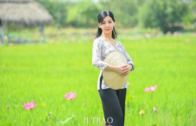 Anh Hoa sen 42 min 680x438 - #35 cách tạo dáng chụp ảnh chân dung đẹp – HThao Studio