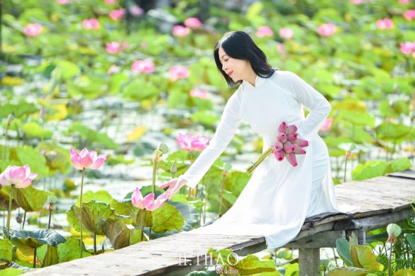 Anh Hoa sen 8 min 585x390 - 49 cách tạo dáng chụp ảnh với áo dài tuyệt đẹp - HThao Studio