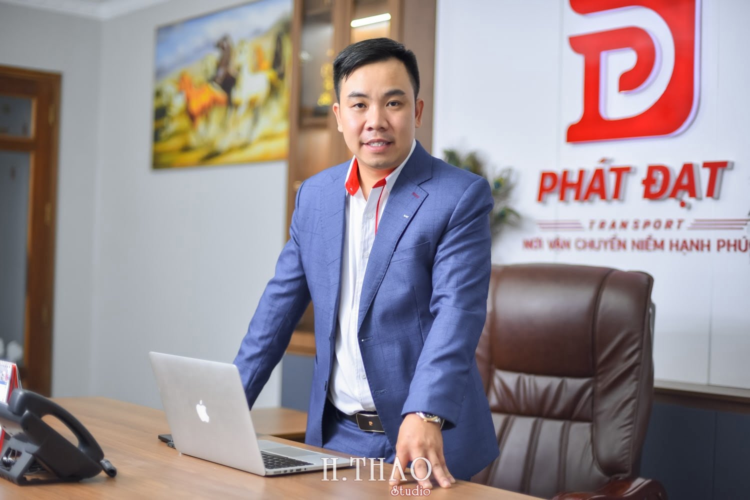 Anh doanh nhan nam 1 min - 3 kiểu chụp ảnh chân dung lãnh đạo đẹp, chuyên nghiệp nhất - HThao Studio