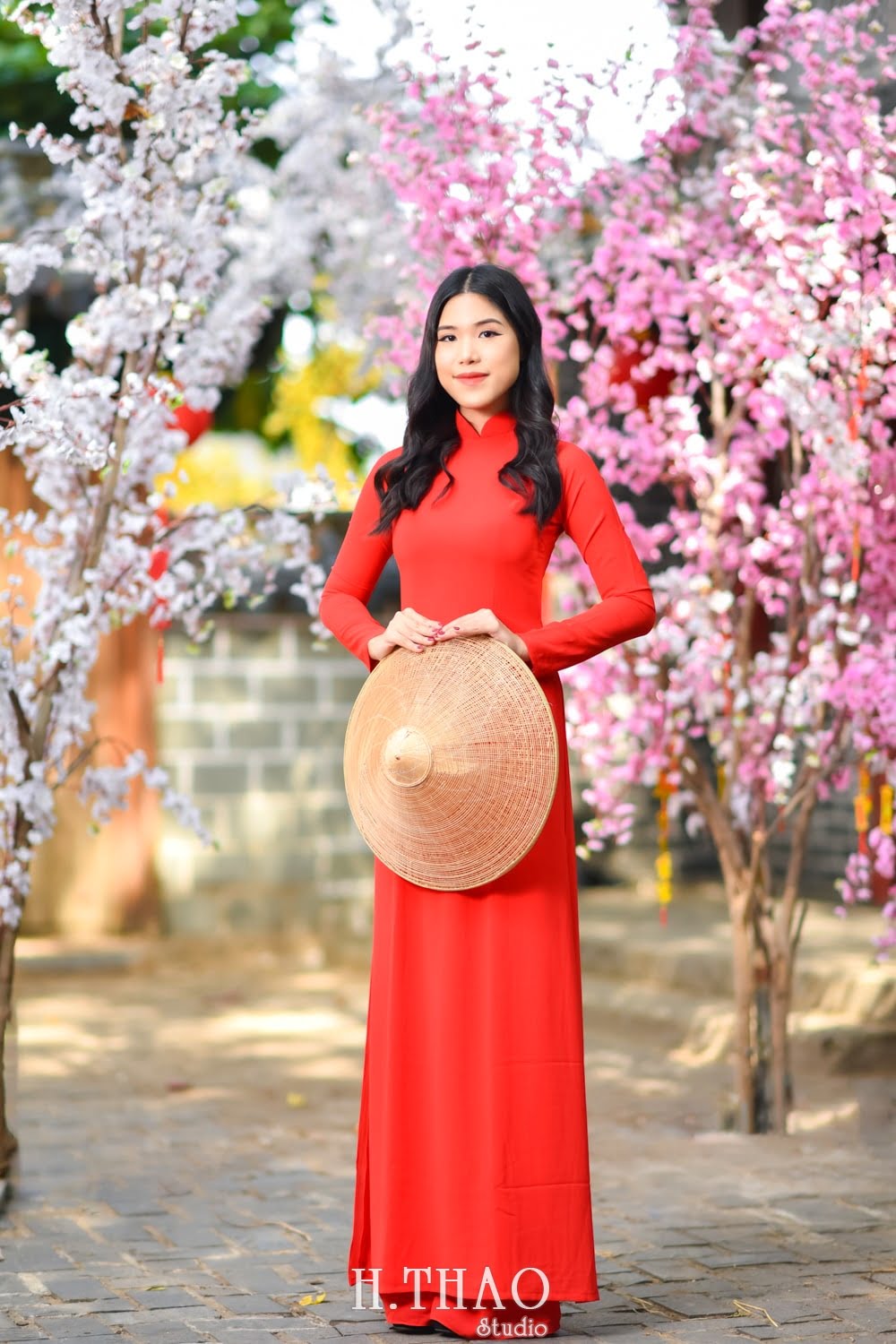 Ao dai alibaba 1 min - Top 40 ảnh áo dài chụp với Hoa đào, hoa mai tết tuyệt đẹp- HThao Studio