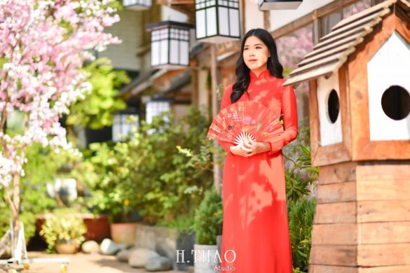 Ao dai alibaba 31 min 585x390 - Chụp ảnh áo dài tết đẹp giá rẻ tại Tp.HCM – HThao Studio