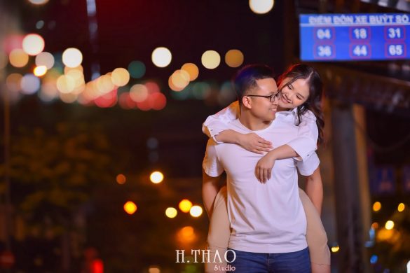 Anh chup couple ban dem 1 min 585x390 - Trạm xe buýt quận 1, địa điểm check-in mới cho giới trẻ Sài Gòn