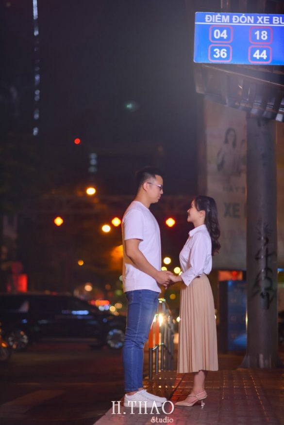 Anh chup couple ban dem 14 min 585x877 - Trạm xe buýt quận 1, địa điểm check-in mới cho giới trẻ Sài Gòn