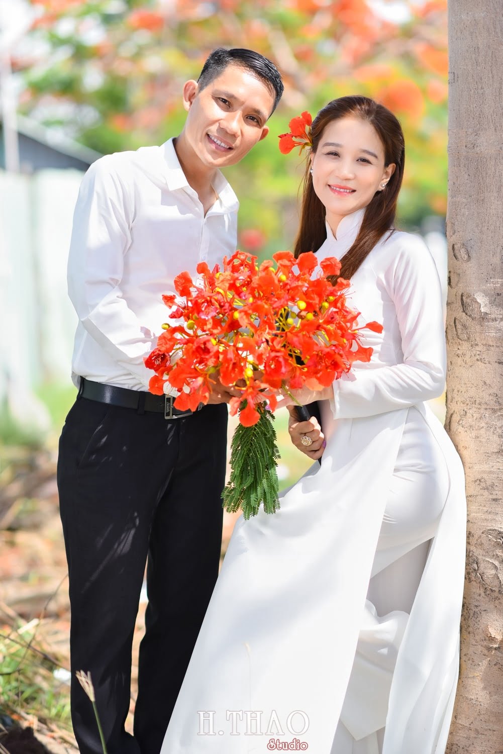 Anh hoa phuong 1 min - Bộ ảnh couple chụp với hoa phượng tuyệt đẹp - HThao Studio