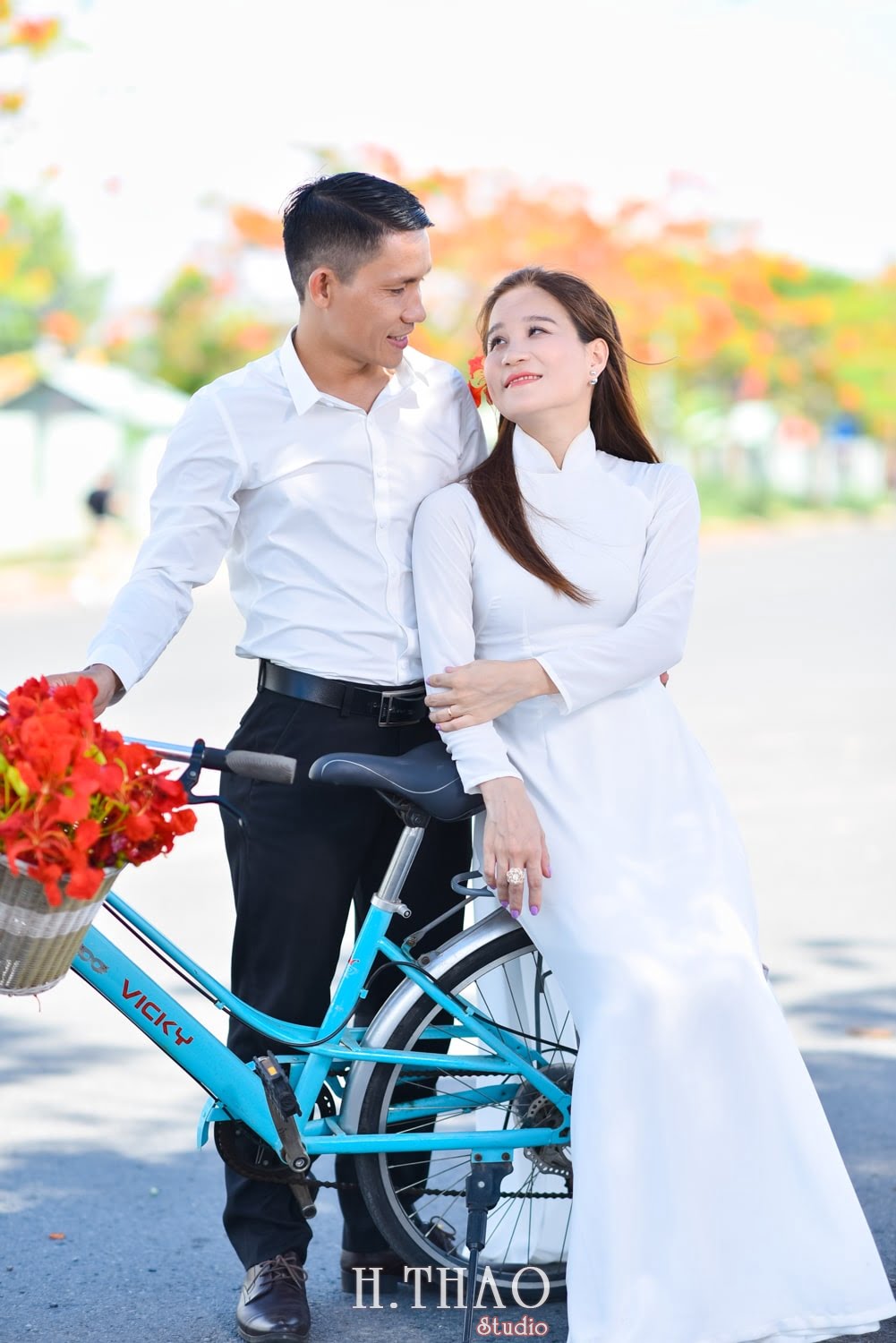 Anh hoa phuong 11 min - Bộ ảnh couple chụp với hoa phượng tuyệt đẹp - HThao Studio