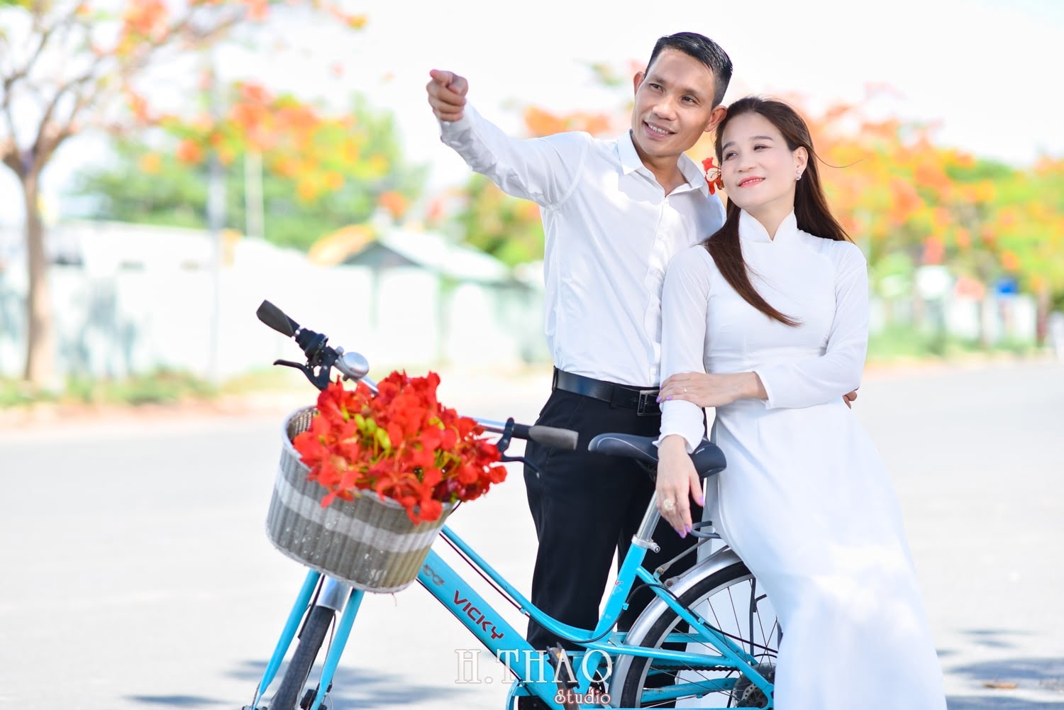 Anh hoa phuong 12 min - Bộ ảnh couple chụp với hoa phượng tuyệt đẹp - HThao Studio