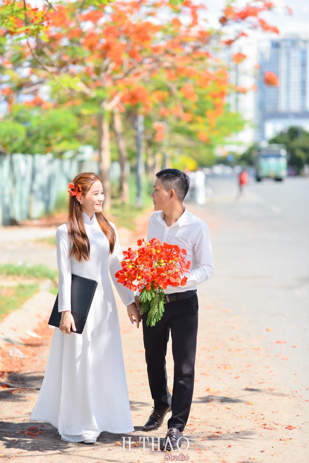 Anh hoa phuong 15 min - Bộ ảnh couple chụp với hoa phượng tuyệt đẹp - HThao Studio