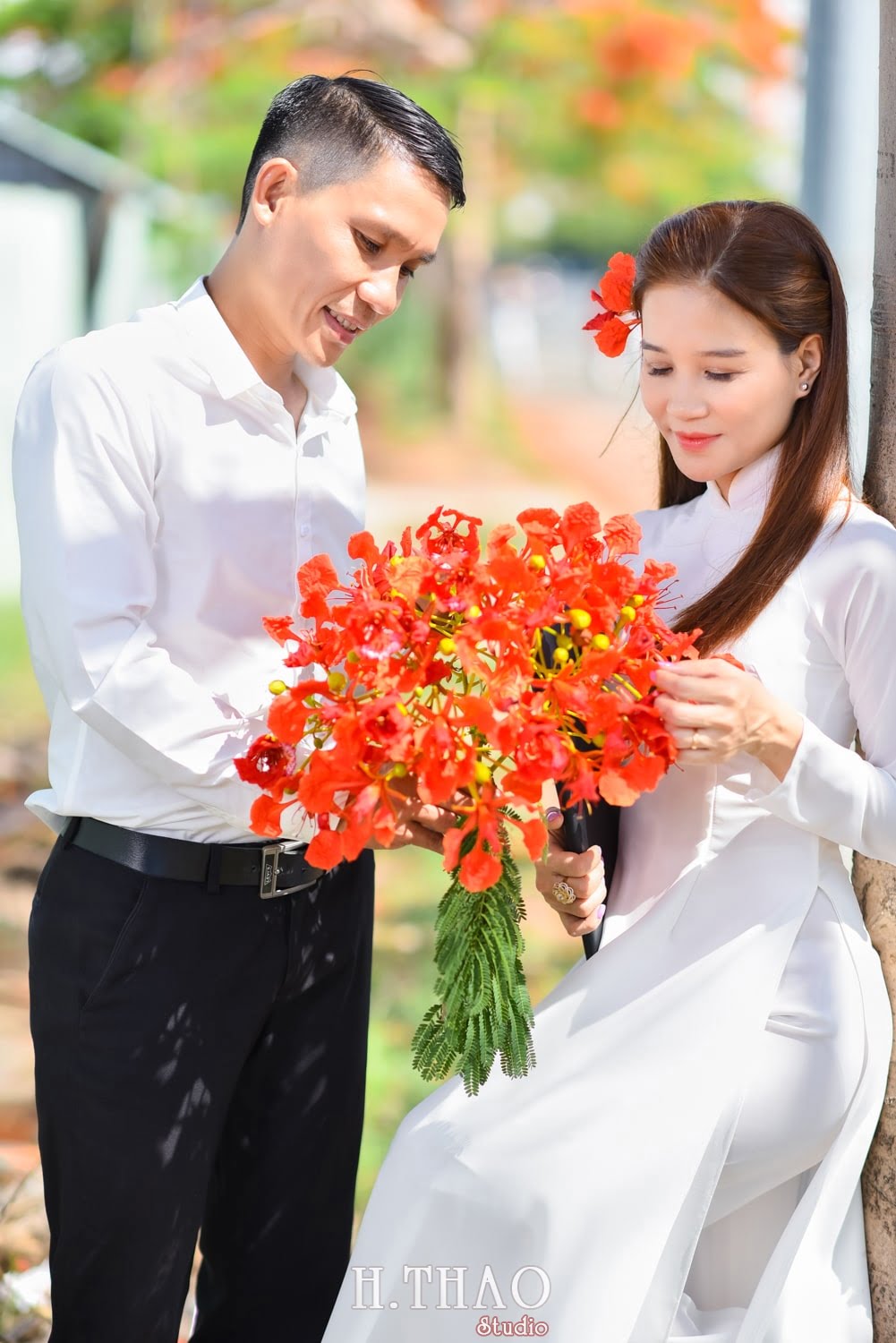 Anh hoa phuong 2 min - Bộ ảnh couple chụp với hoa phượng tuyệt đẹp - HThao Studio