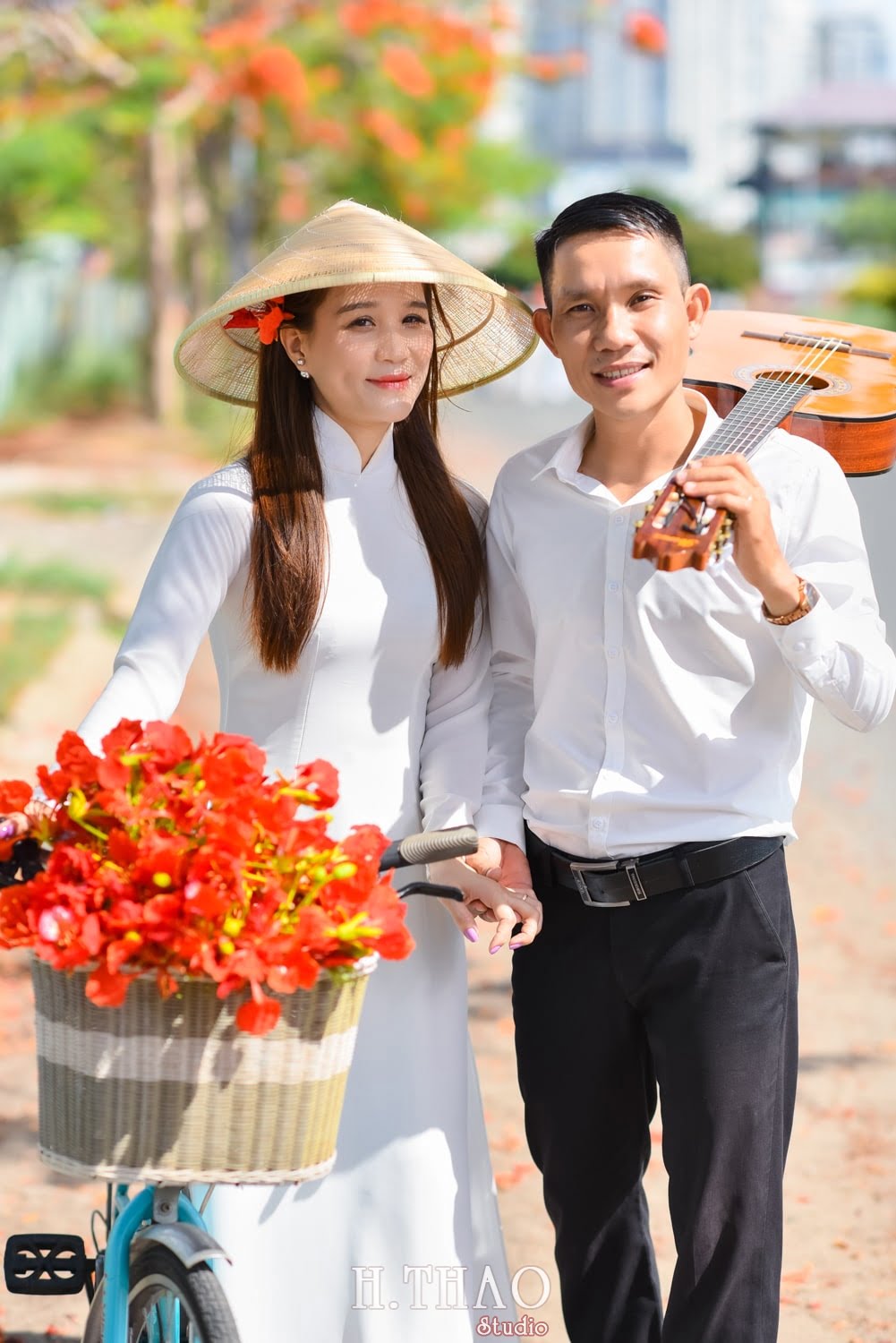 Anh hoa phuong 5 min - Bộ ảnh couple chụp với hoa phượng tuyệt đẹp - HThao Studio