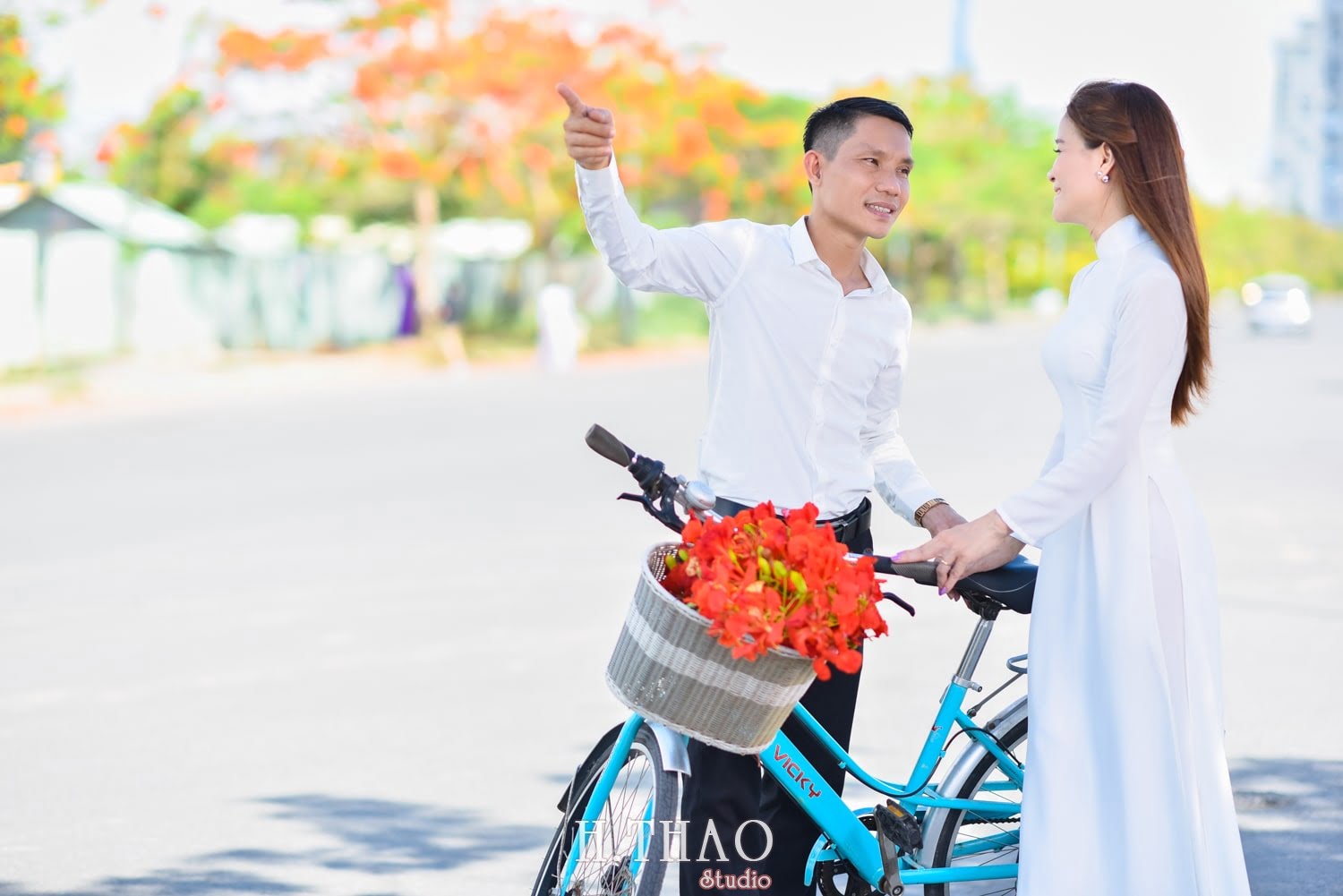 Anh hoa phuong 9 min - Bộ ảnh couple chụp với hoa phượng tuyệt đẹp - HThao Studio