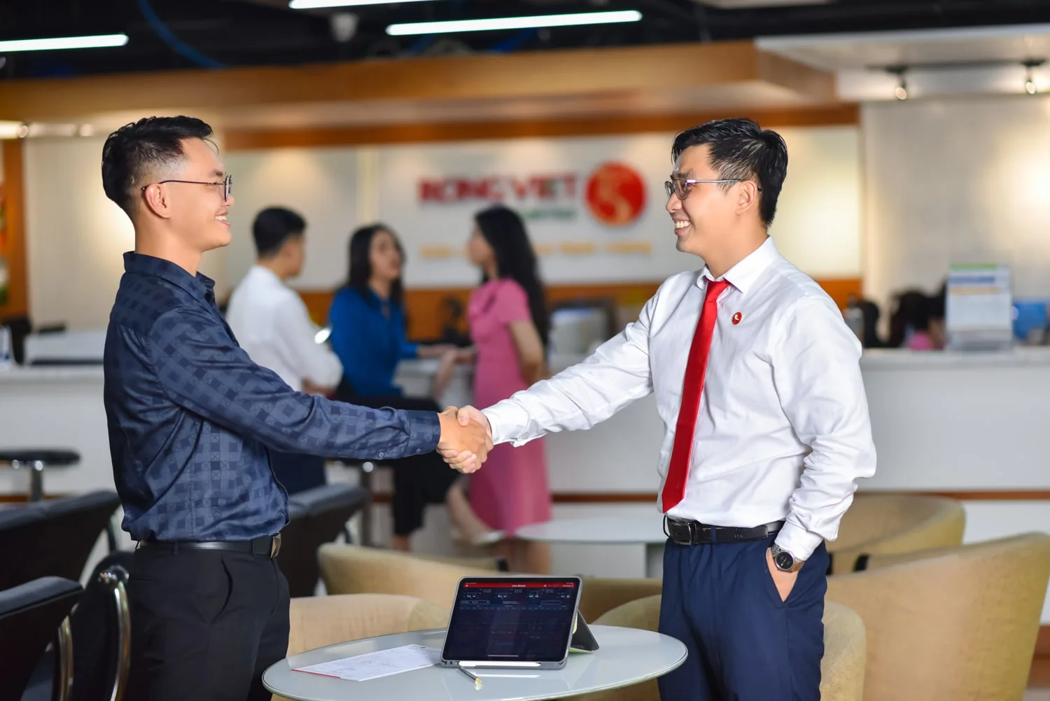 Cty Rong Viet 8 min - Báo giá chụp hình Công ty -Doanh nghiệp ở Tp.HCM